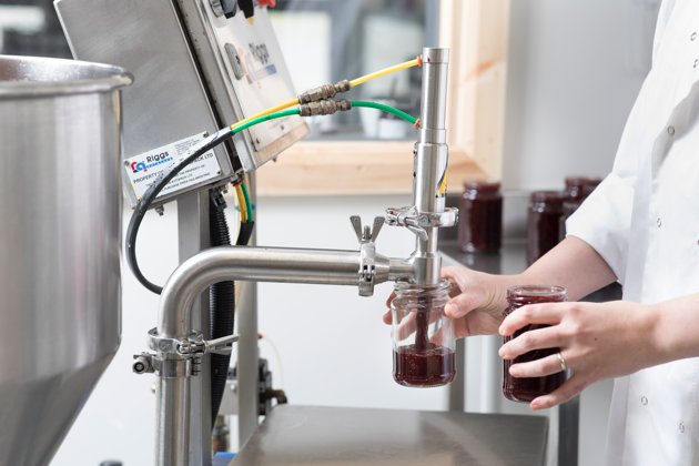 Filling jars with jam